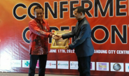 Direktur RSUD KRT Setjonegoro Wonosobo menerima penghargaan Indonesia TOP Performance Excellence Award kategori Hospital Contribute To Regional Public Health Service Of The Year 2022.
